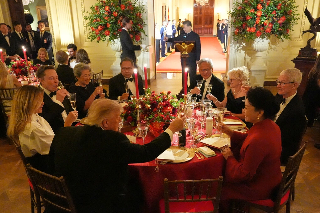 Tổng thống Donald Trump, Đệ nhất phu nhân Melania, bà Bành Lệ Viên, tỷ phú Elon Musk, cùng một số người khác đang nâng ly khi Chủ tịch Tập Cận Bình phát biểu trong quốc yến ngày 24/9. Ảnh: AP