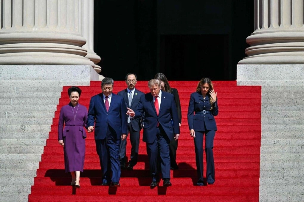 Tổng thống Mỹ Donald Trump, phu nhân Melania Trump cùng Chủ tịch Trung Quốc Tập Cận Bình và phu nhân Bành Lệ Viên bước xuống bậc thang sau chuyến thăm Cơ quan Lưu trữ Quốc gia Mỹ. Ảnh: AFP
