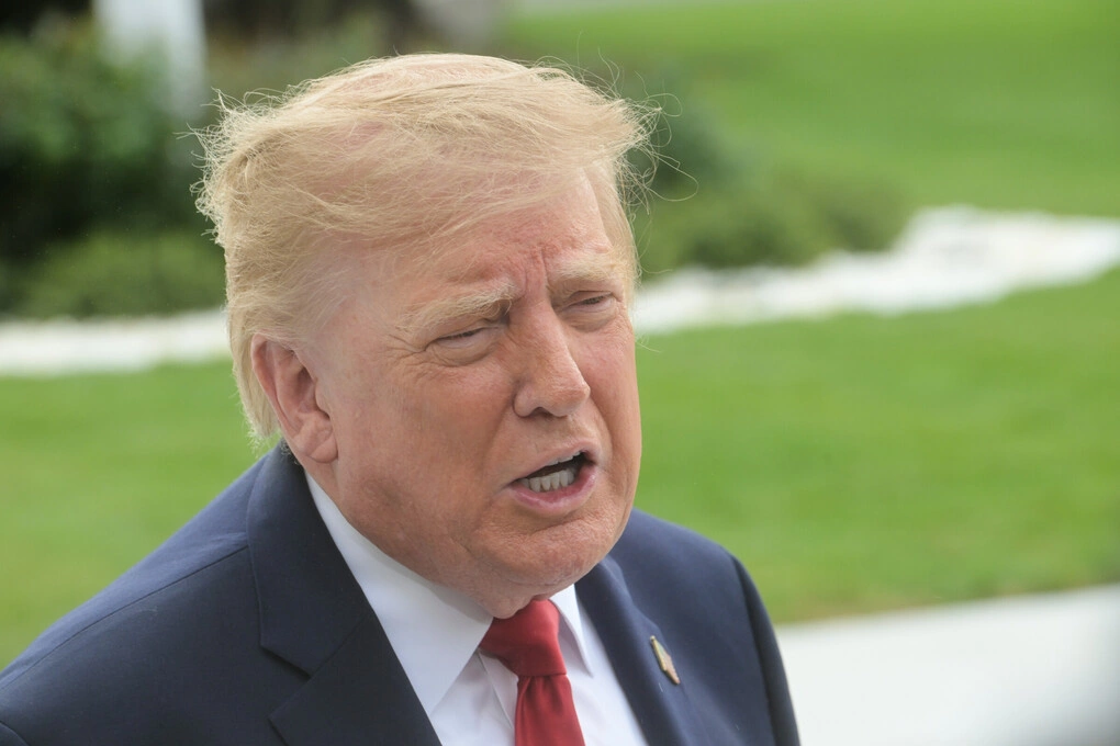 Tổng thống Donald Trump trả lời báo giới tại Nhà Trắng ngày 26/9. Ảnh: AP