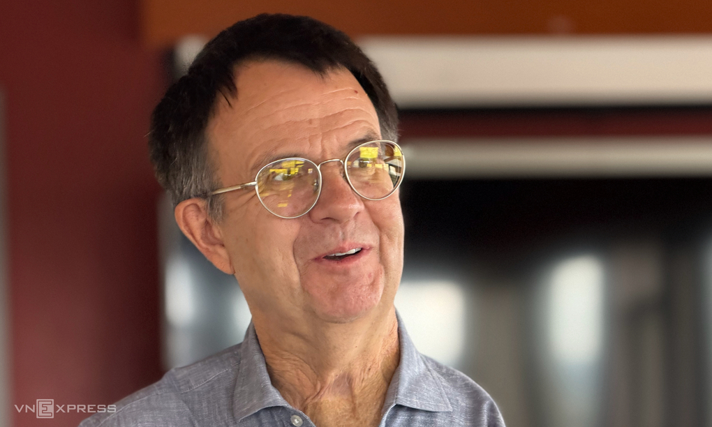 GS Eric Cornell, Nobel Vật lý 2001, chia sẻ với VnExpress, tại trụ sở JILA, thành phố Boulder, Colorado, Mỹ, tháng 9/2026. Ảnh: Lưu Quý