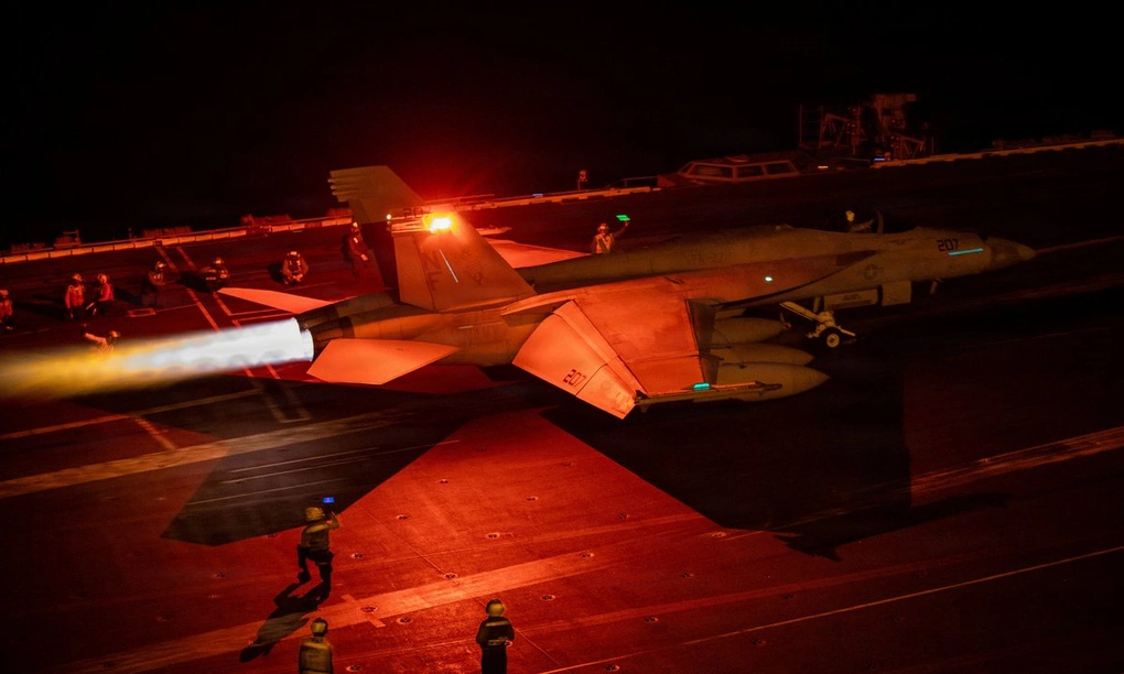 Tiêm kích F/A-18 chuẩn bị cất cánh từ tàu sân bay USS George Washington tại Trung Đông trong ảnh công bố ngày 26/9. Ảnh: CENTCOM