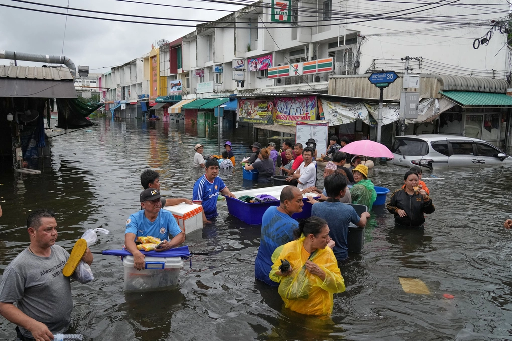 Người dân lội qua một khu vực ngập nước ở Bangkok, Thái Lan ngày 28/9. Ảnh: AP