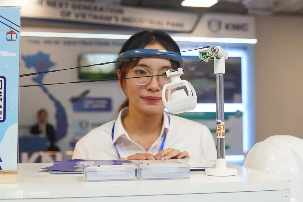 Brain-Life, startup phát triển thiết bị theo dõi não made in Vietnam trình diễn sản phẩm tại ngày hội đổi mới sáng tạo 2025. Ảnh: Lưu Quý