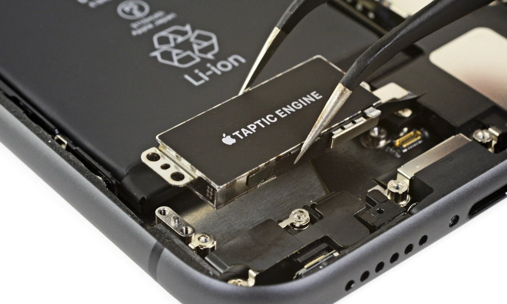 Taptic Engine part on iPhone 11. Photo: iFixit