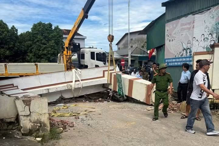 Cổng chào sập, đè đứt tay nam sinh