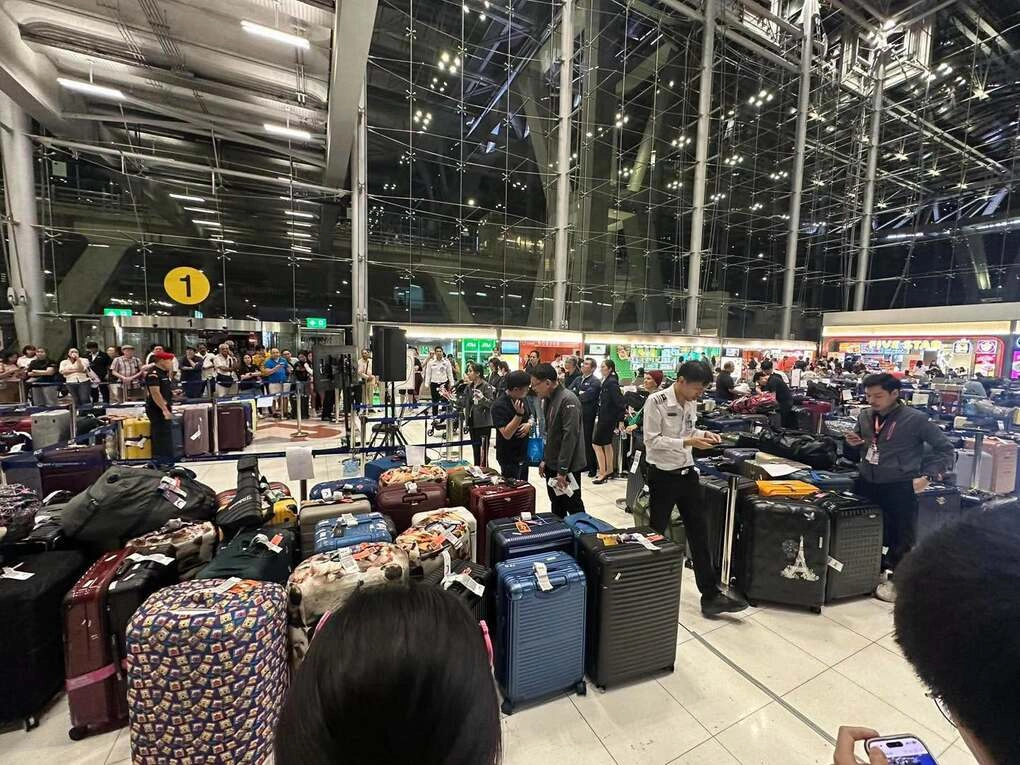 Hành lý xếp thành đống tại sân bay Suvarnabhumi, Bangkok, đêm 28/9. Ảnh: Khaosod