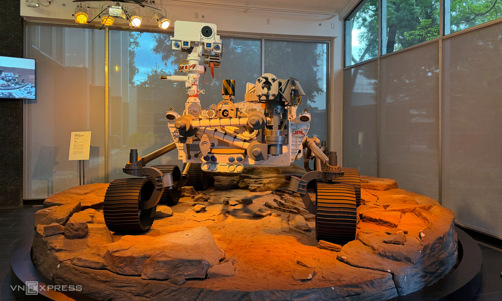 Mô hình robot tự hành trên sao Hỏa Perseverance, được trưng bày tại trụ sở NASA JPL, tháng 9/2026 Ảnh: Lưu Quý