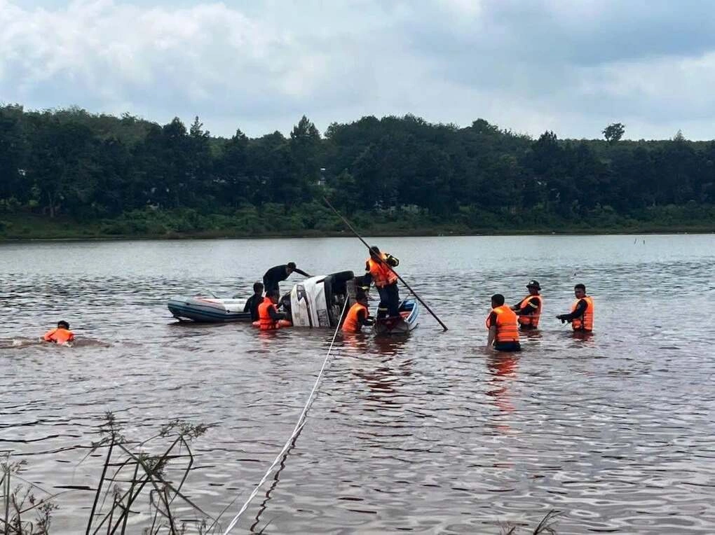 Tìm thấy ôtô bị lũ cuốn ở Đồng Nai dưới hồ sâu 7 m