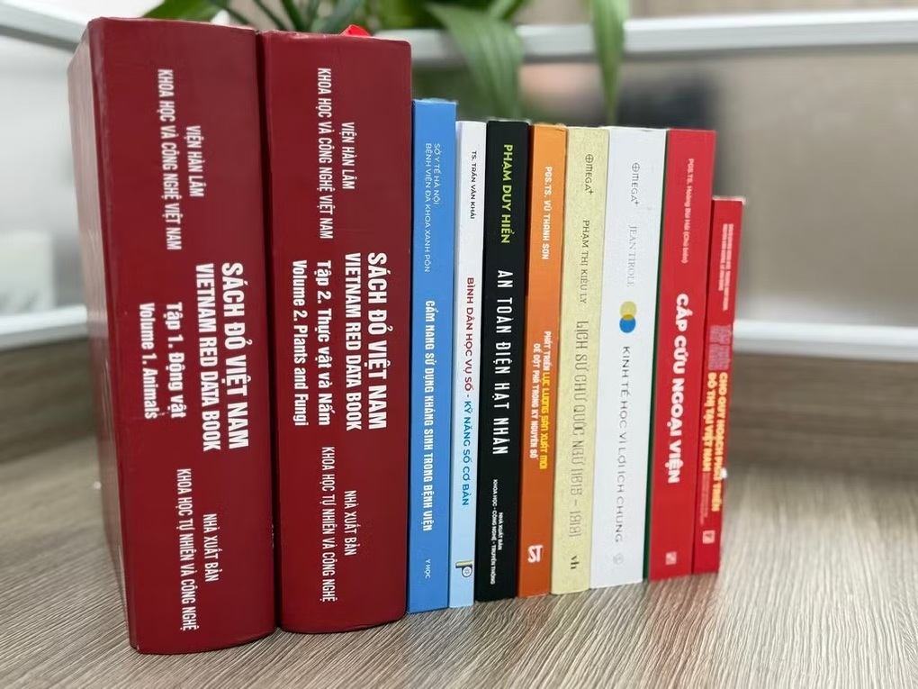 Printed book works selected for the final round of the 2026 Science, Technology, Innovation and Digital Transformation Book Awards. Photo: BTC