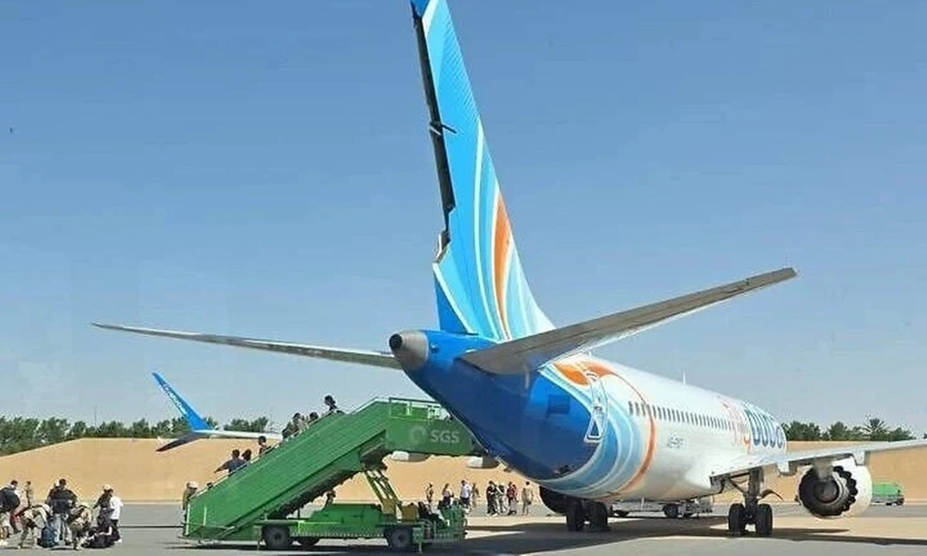 Phi cơ của flydubai hạ cánh xuống sân bay Tabuk ở Arab Saudi dường như bị hư hại ở cánh tà đứng phía đuôi máy bay. Ảnh: Times of Israel