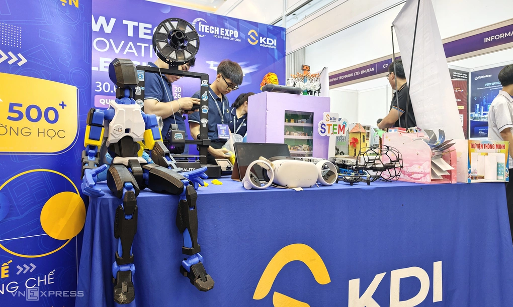 Một gian hàng trưng bày hệ thống robot và máy bay không người lái phục vụ giáo dục tại iTech Expo 2026. Ảnh: Bảo Lâm