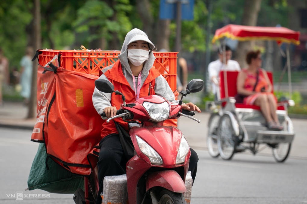 Shipper công nghệ trên đường phố Hà Nội. Ảnh: Hoàng Giang