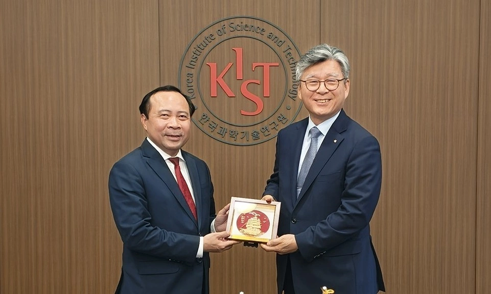 Bộ trưởng Vũ Hải Quân cùng Chủ tịch viện KIST Oh Sang Rok. Ảnh: Vụ HTQT