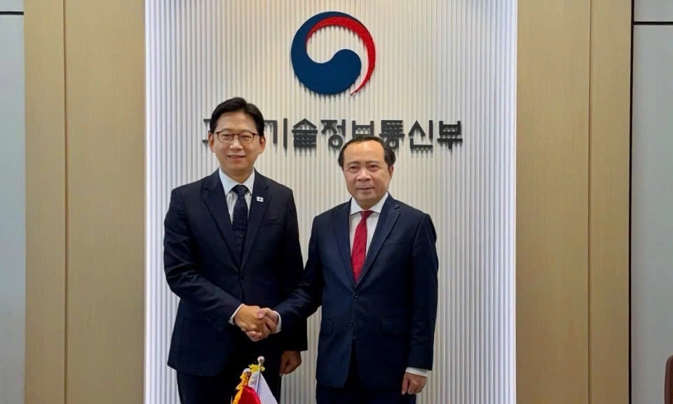 Phó thủ tướng, Bộ trưởng MSIT Bae Kyung-hoon và Bộ trưởng Khoa học và Công nghệ Vũ Hải Quân. Ảnh: Vụ HTQT