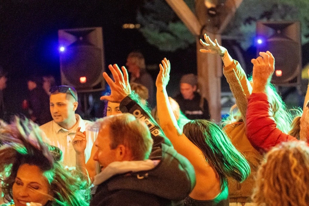 Đám đông nhảy múa theo tiếng nhạc của DJ. Ảnh: People