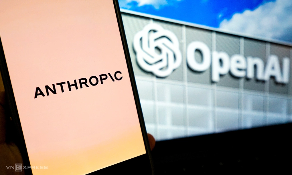 Logo của OpenAI và Anthropic hiển thị trên smartphone. Ảnh: VCG
