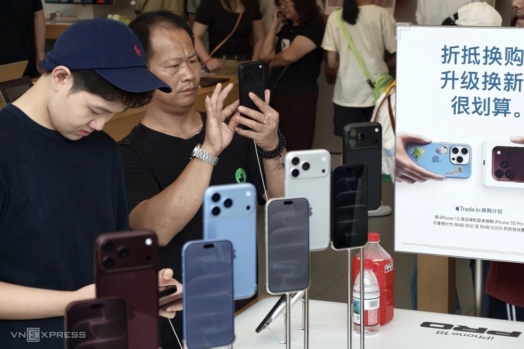 Users experience iPhone 18 Pro Max at Apple Store Hangzhou, China. Photo: Trong Dat