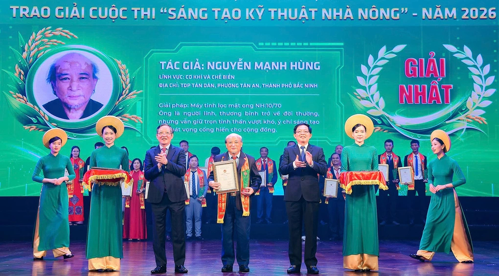 Phó thủ tướng Hồ Quốc Dũng, Chủ tịch Trung ương Hội Nông dân Việt Nam Lương Quốc Đoàn trao giải Nhất cuộc thi Sáng tạo kỹ thuật nhà nông. Ảnh: BTC