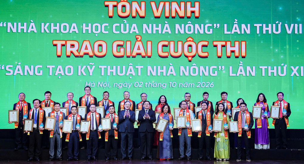 Phó thủ tướng Hồ Quốc Dũng, Chủ tịch Trung ương Hội Nông dân Việt Nam Lương Quốc Đoàn và các cá nhân được vinh danh Nhà khoa học của nhà nông. Ảnh: BTC