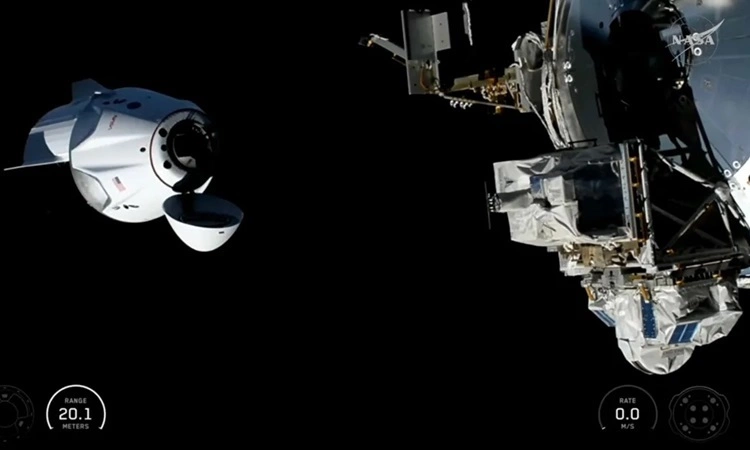 Tàu Crew Dragon chở phi hành đoàn Crew-13 bay đến gần trạm ISS để ghép nối. Ảnh: SpaceX