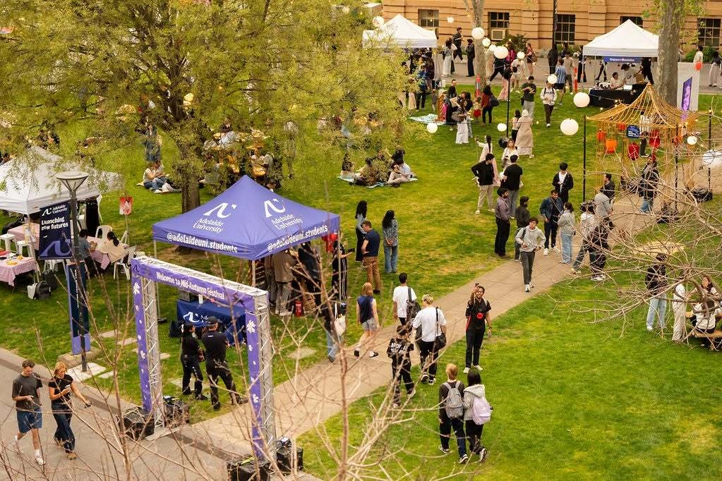 Sinh viên trên khuôn viên Đại học Adelaide. Ảnh: Fanpage trường