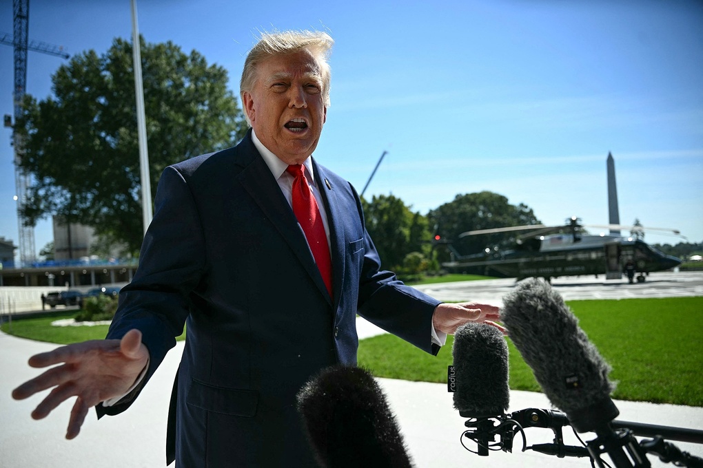 Tổng thống Mỹ Donald Trump trả lời phóng viên tại Bãi Nam, Nhà Trắng ngày 1/10. Ảnh: AFP