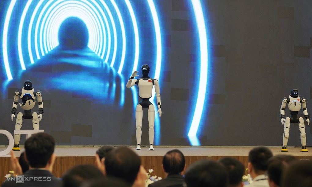 Một số robot hình người trình diễn tại hội nghị về AI hiện tân, ngày 2/10. Ảnh: Lưu Quý