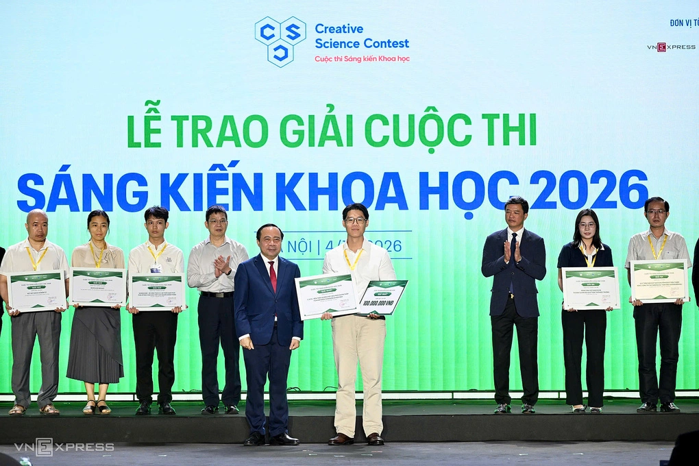 Minister Vu Hai Quan awarded the first prize for Scientific Initiative 2026. Photo: Giang Huy