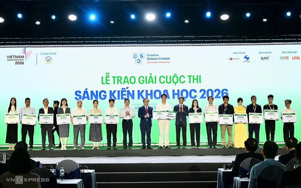 Minister of Science and Technology Vu Hai Quan, Mr. Pham Hieu, Editor-in-Chief of VnExpress newspaper and Mr. Luu Hoang Long, Director of the Department of Intellectual Property and the winning authors of the 2026 Scientific Innovation Contest. Photo: Giang Huy