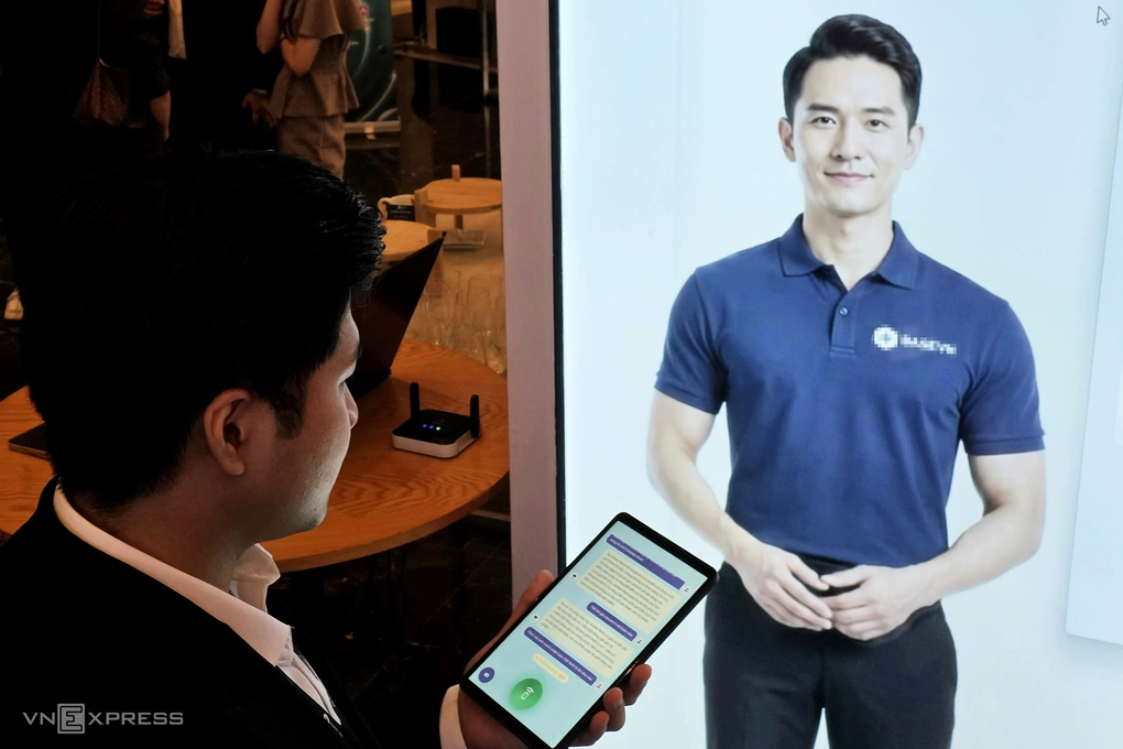 Một người dùng tương tác với trợ lý ảo AI. Ảnh: Trọng Đạt