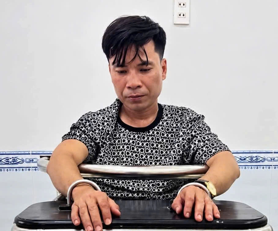 Trần Chí Công tại cơ quan điều tra. Ảnh: Công an Cà Mau