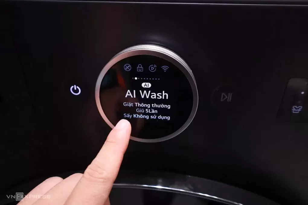 Một mẫu máy giặt có tính năng AI. Ảnh: Huy Đức