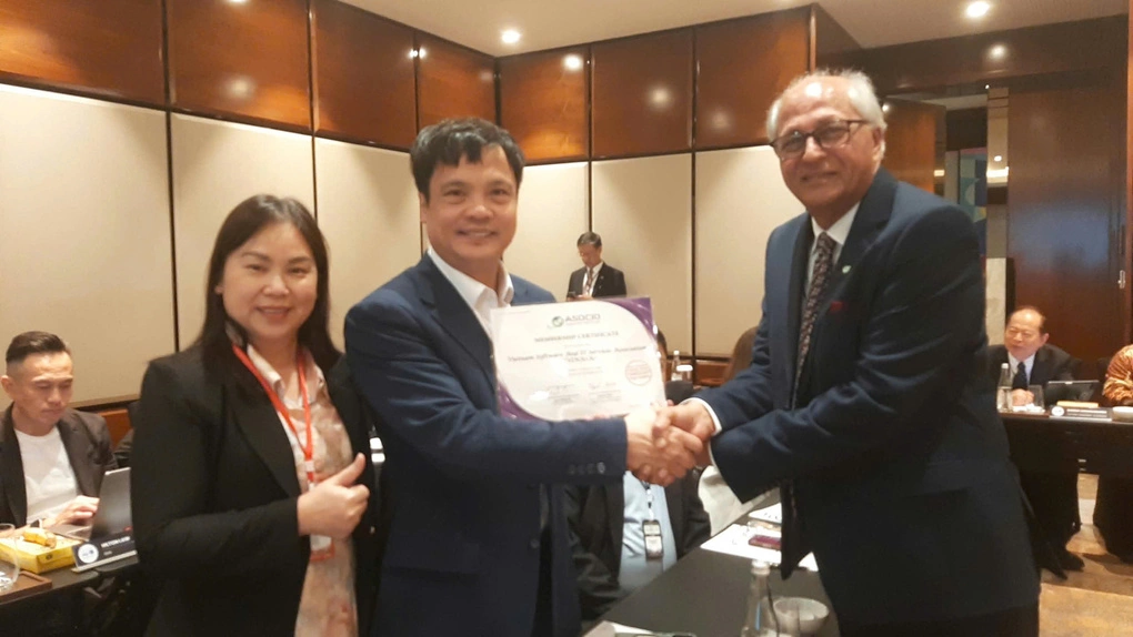 Ông Nguyễn Văn Khoa (ở giữa), nhận quyết định tại Đại hội. Ảnh: Vinasa