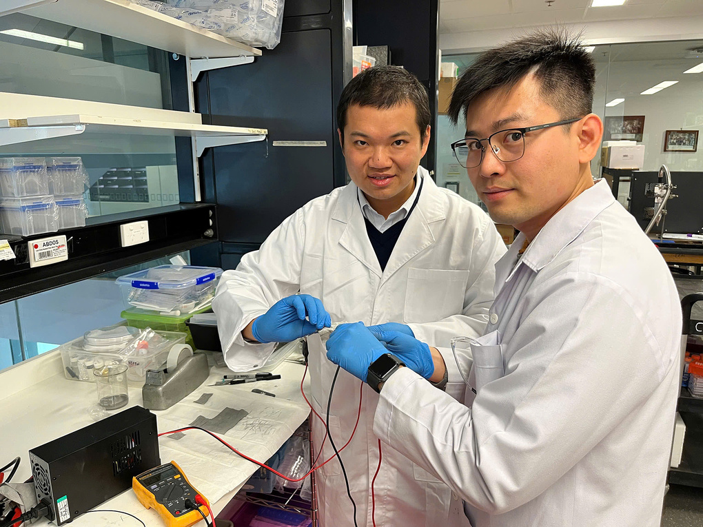 Associate Professor Truong Vi Khanh (left) and colleagues tested fabric integrating liquid gallium. Photo: NVCC