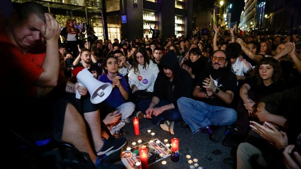 Người biểu tình tưởng niệm bà Abscal tại Madrid tối 7/10. Ảnh: Reuters