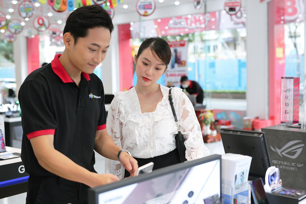 Users learn about products at FPT Shop. Photo: FPT Shop