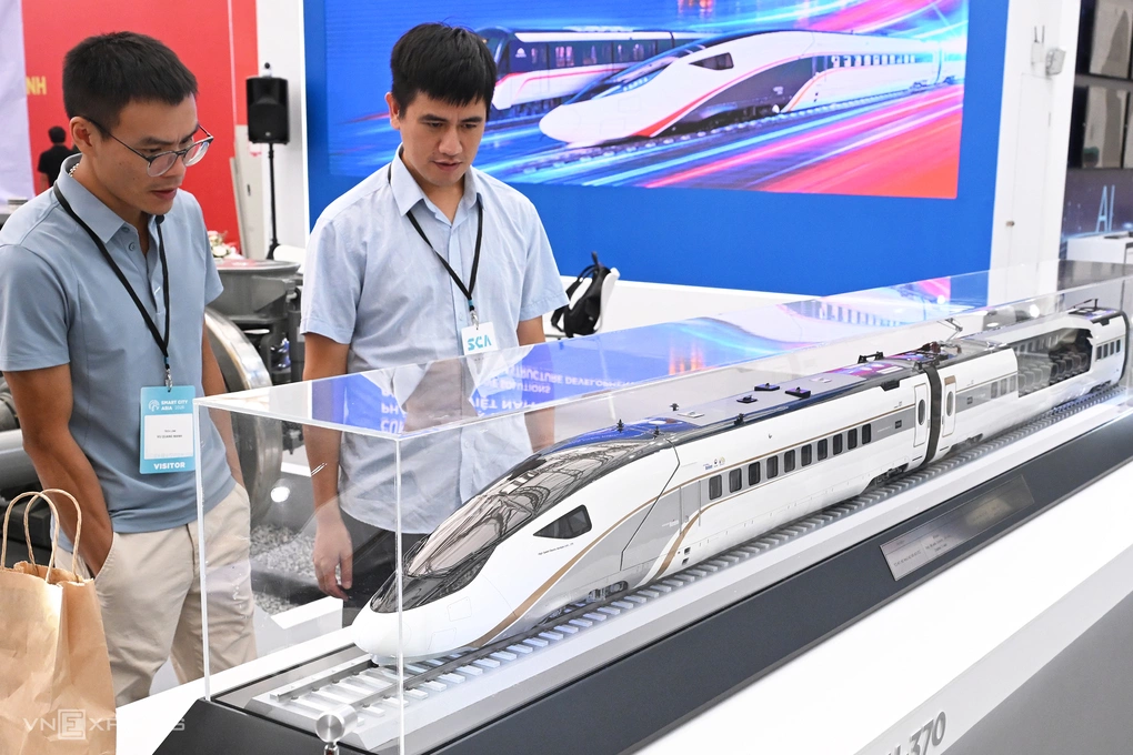 Người dân quan sát mô hình tàu cao tốc trưng bày tại triển lãm. Ảnh: Trọng Đạt