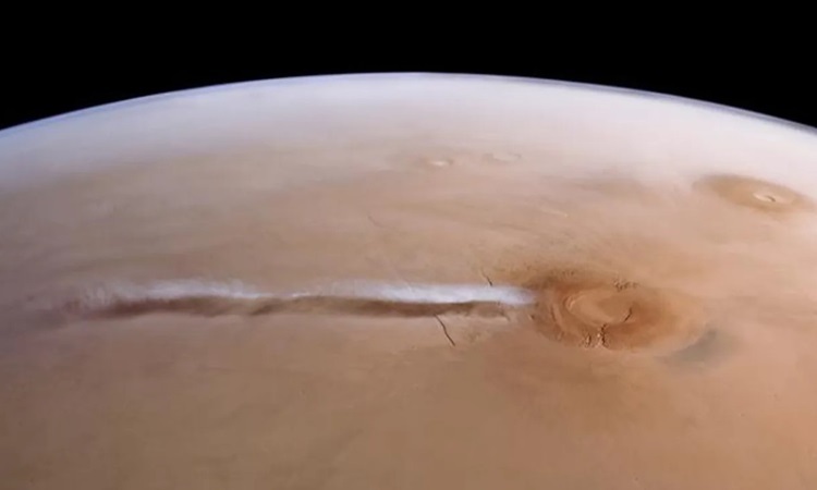 The Arsia Mons Elongated Cloud (AMEC) appears along one of Mars' largest volcanoes almost every day during the spring and summer months. Photo: ESA