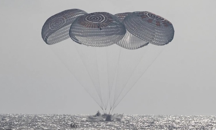Tàu Crew Dragon Freedom hạ cánh xuống biển. Ảnh: NASA