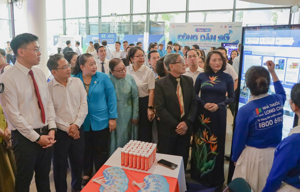 Mr. Truong Minh Huy Vu, Vice Chairman of the People's Committee (far left) and delegates visited the display booths of Ho Chi Minh City Digital Citizens Festival, the morning of October 9. Photo: An Phuong