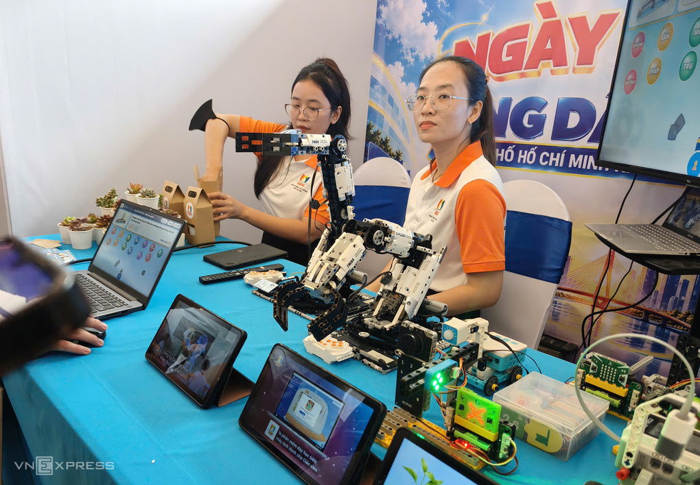 Enterprises providing digital transformation solutions participated in the program, on the morning of October 9. Photo: An Phuong