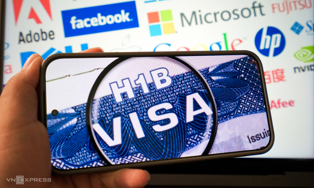 Smartphone screen with the word Visa H1B. Photo: Bao Lam