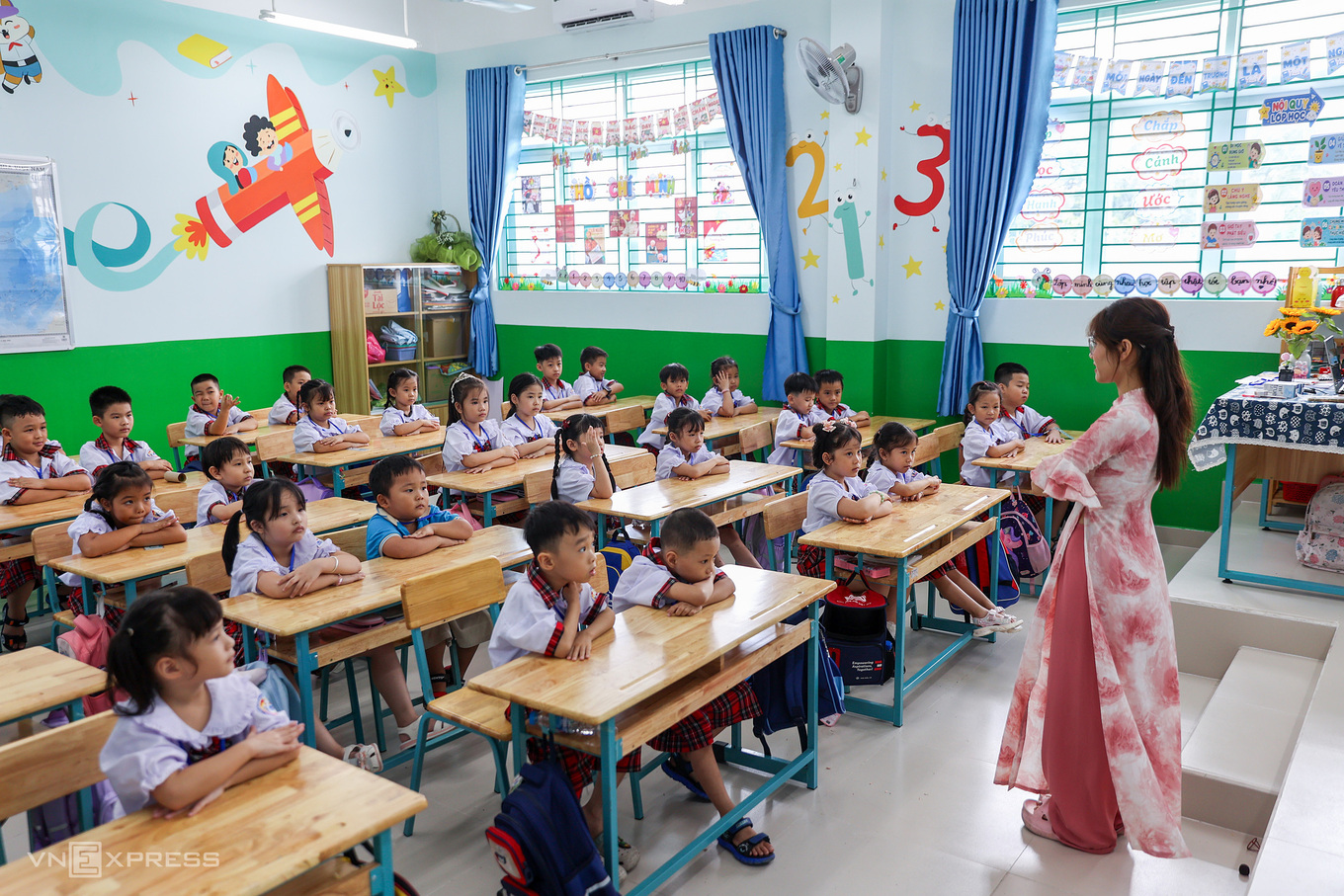 A teachers and sutdents during a class at a primary school in HCMC, August 2026. Photo by VnExpress/Quynh Tran