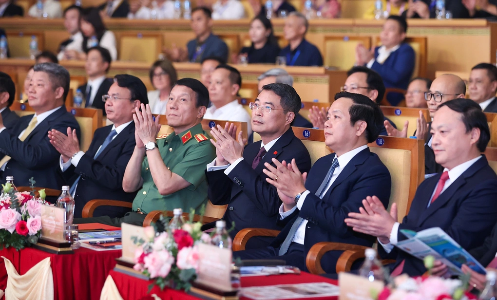 Thủ tướng Lê Minh Hưng và các đại biểu dự Hội nghị công bố Quy hoạch tỉnh Hưng Yên thời kỳ 2021-2030, tầm nhìn đến năm 2050. Ảnh: VGP