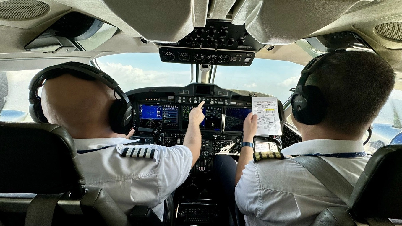 Phi công theo dõi, điều khiển tàu bay thực hiện các bài bay kiểm tra, hiệu chuẩn hệ thống dẫn đường và đèn tín hiệu hàng không tại Cảng HKQT Long Thành. Ảnh: Phương Linh