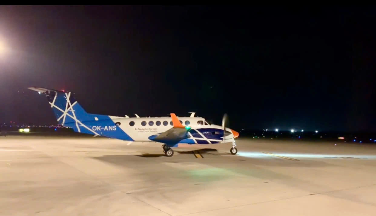 Máy bay Beechcraft B300/B350 chuẩn bị cất cánh từ sân bay Tân Sơn Nhất, để bay kiểm tra, hiệu chuẩn các hệ thống dẫn đường và đèn tín hiệu hàng không tại sân bay Long Thành. Ảnh: Phương Linh