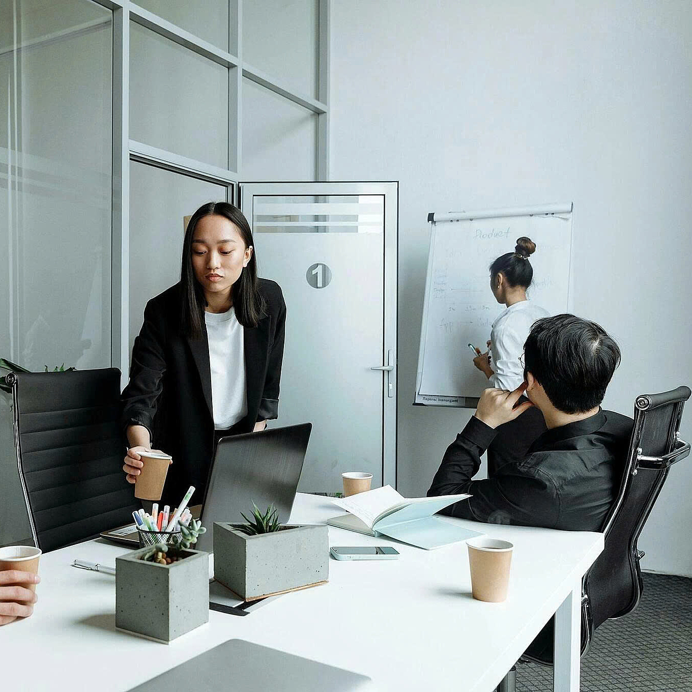 Hạ thấp kỳ vọng, người trẻ chỉ muốn làm nhân viên