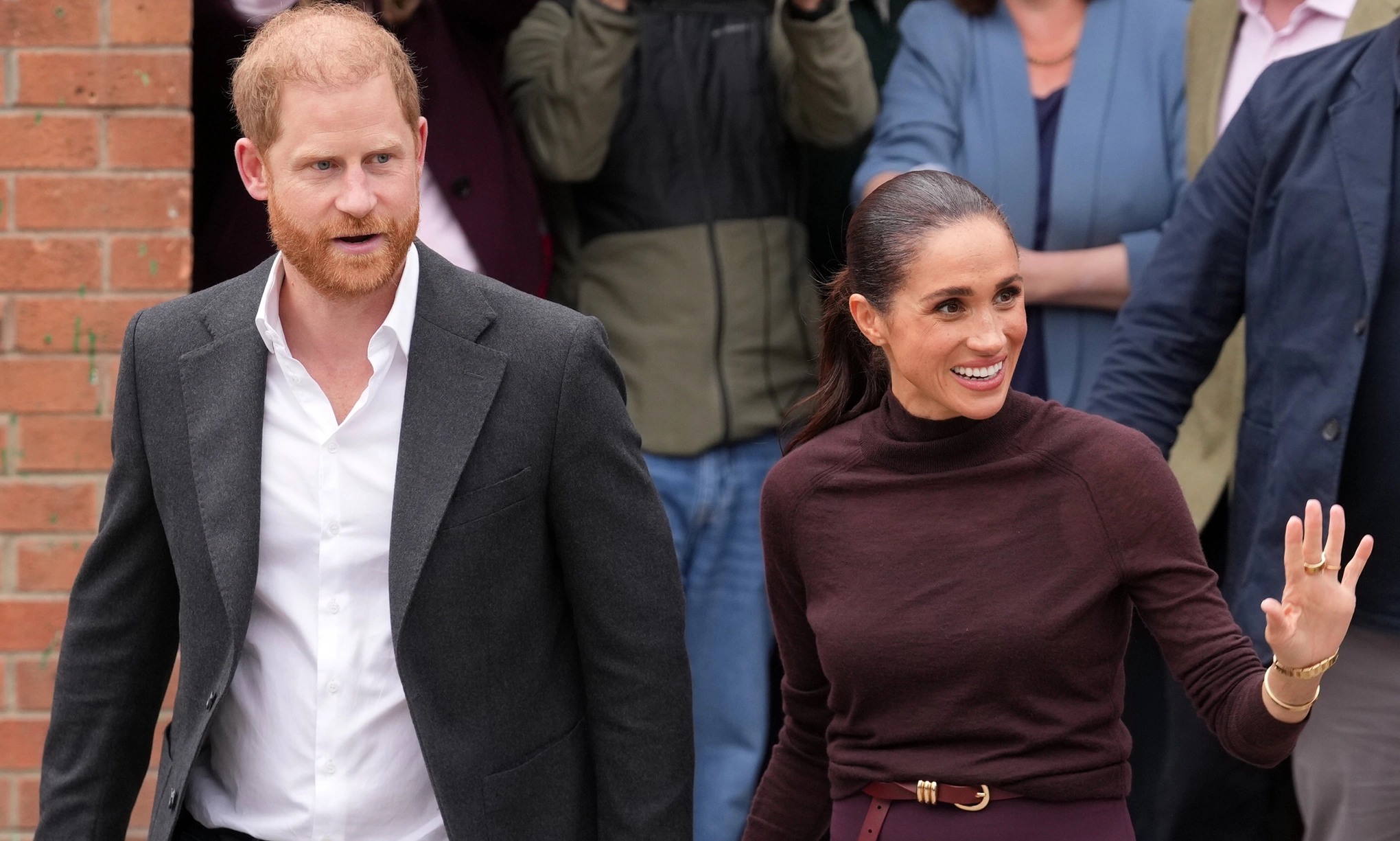 Harry, Meghan lần đầu xuất hiện cùng nhau sau khi về Anh ...
