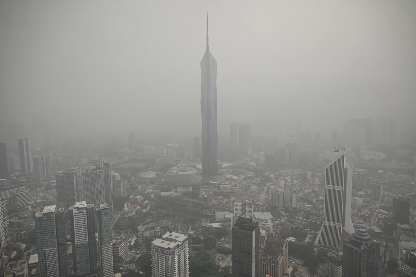 Các tòa nhà bị khói bao trùm ở Kuala Lumpur, Malaysia, ngày 16/10. Ảnh: AFP