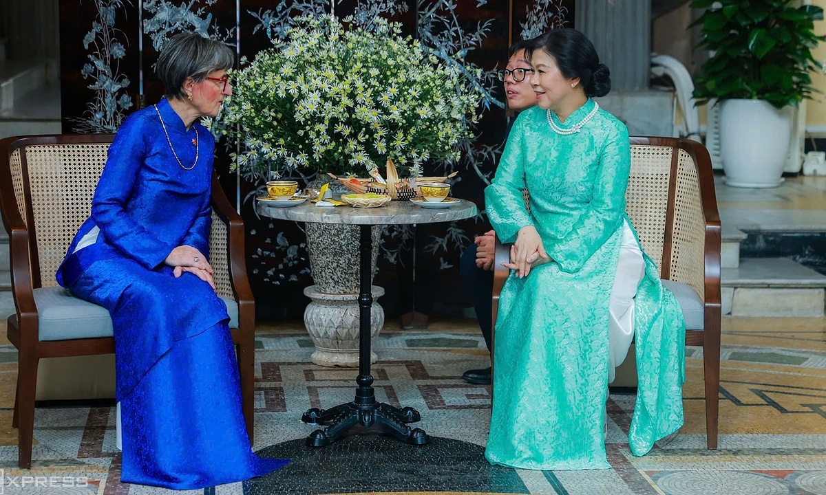 Phu nhân Tổng thống Thụy Sĩ mặc áo dài, thưởng trà cùng phu nhân Tổng Bí thư, Chủ tịch nước